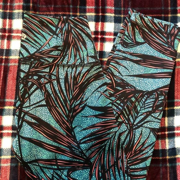 Lululemon High waited 7/8 length tights - Picture 3 of 5